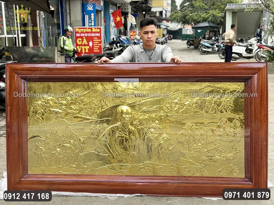 Khung tranh bằng gỗ gụ v&ocirc; c&ugrave;ng chắc chắn